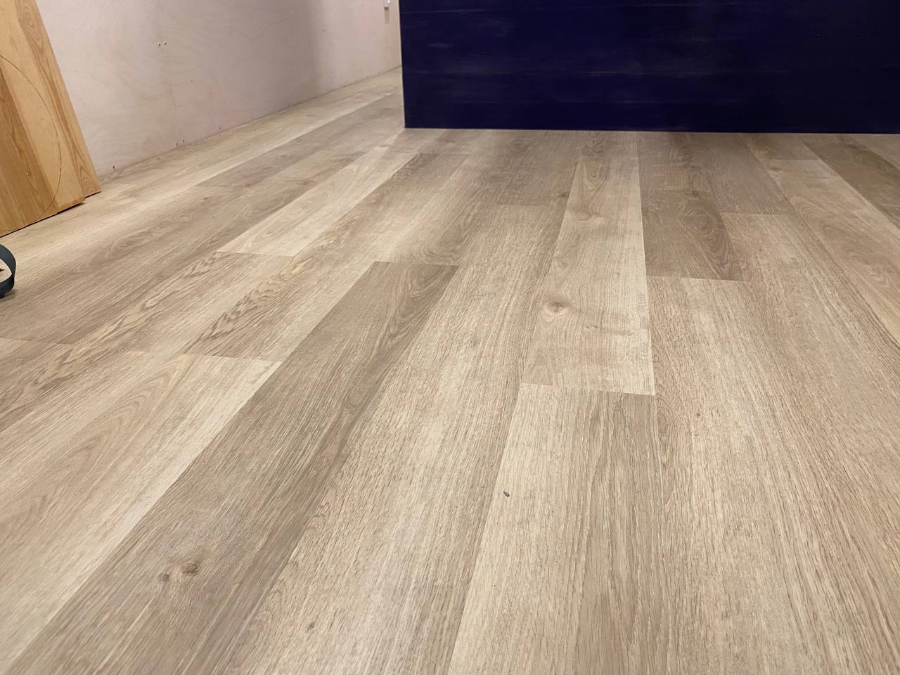 Кварцвиниловый SPC ламинат Fargo Classic Дуб Бангкок 64W965 1220×150×3,5